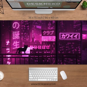 Op de afbeelding: Esthetische bureaumat met een neon stadsgezicht in paarse en roze tinten. De mat heeft Japanse tekst en een silhouet van een kat. Afmetingen: 90 x 40 cm.
