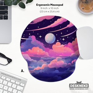 Pu&ograve; includere: Tappetino per mouse ergonomico con un design a cielo notturno. Il tappetino misura 23 cm x 25,4 cm e presenta una luna crescente, stelle e nuvole colorate nelle tonalit&agrave; del rosa, viola e blu. Con poggiapolsi.