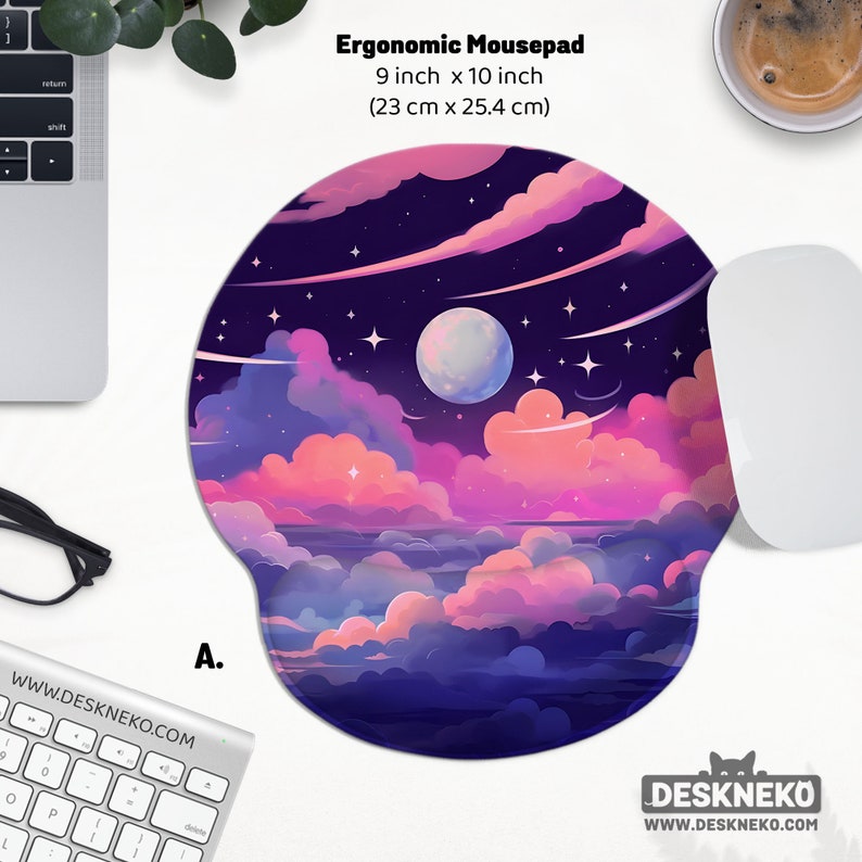Pu&ograve; includere: Tappetino per mouse ergonomico con un design a cielo notturno. Il tappetino misura 23 cm x 25,4 cm e presenta una luna crescente, stelle e nuvole colorate nelle tonalit&agrave; del rosa, viola e blu. Con poggiapolsi.