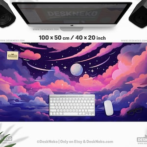 Pu&ograve; includere: Un ampio tappetino per scrivania con una vivace illustrazione di un cielo notturno con nuvole, luna e stelle. Il tappetino misura 100 x 50 cm. Una tastiera e un mouse bianchi sono sul tappetino. Il testo "DESKNEKO" e "DeskNeko | Only on Etsy & DeskNeko.com" sono visibili.