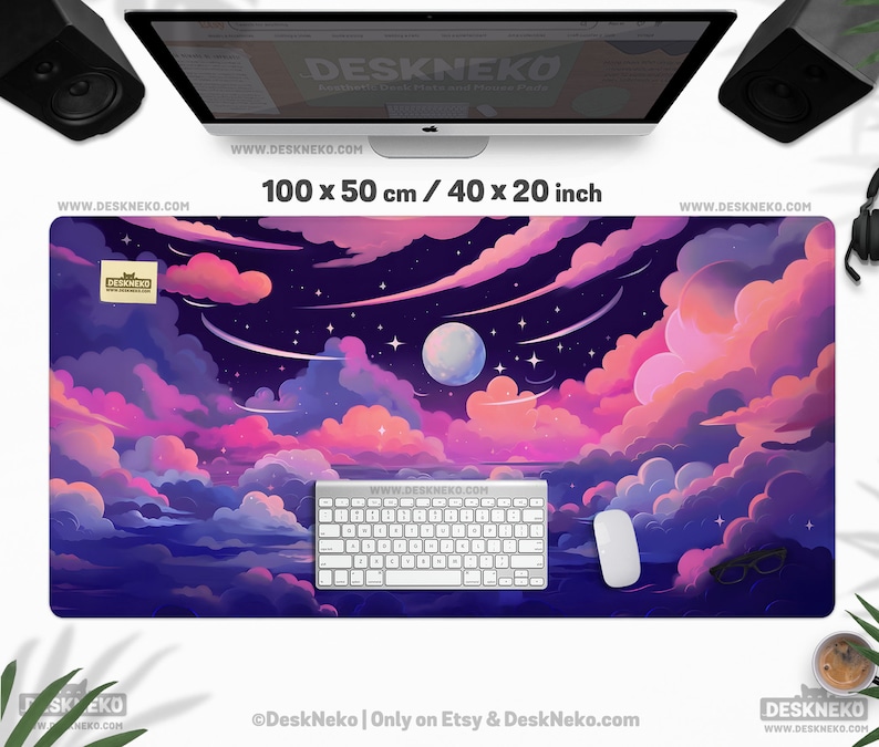 Pu&ograve; includere: Un ampio tappetino per scrivania con una vivace illustrazione di un cielo notturno con nuvole, luna e stelle. Il tappetino misura 100 x 50 cm. Una tastiera e un mouse bianchi sono sul tappetino. Il testo "DESKNEKO" e "DeskNeko | Only on Etsy & DeskNeko.com" sono visibili.