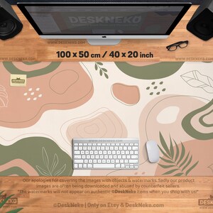 Puede incluir: Una alfombrilla de escritorio grande con un dise&ntilde;o abstracto en beige, verde oliva y melocot&oacute;n. La alfombrilla mide 100 x 50 cm y presenta un teclado, un rat&oacute;n y el texto "DeskNeko". El dise&ntilde;o incluye formas org&aacute;nicas y contornos de hojas.