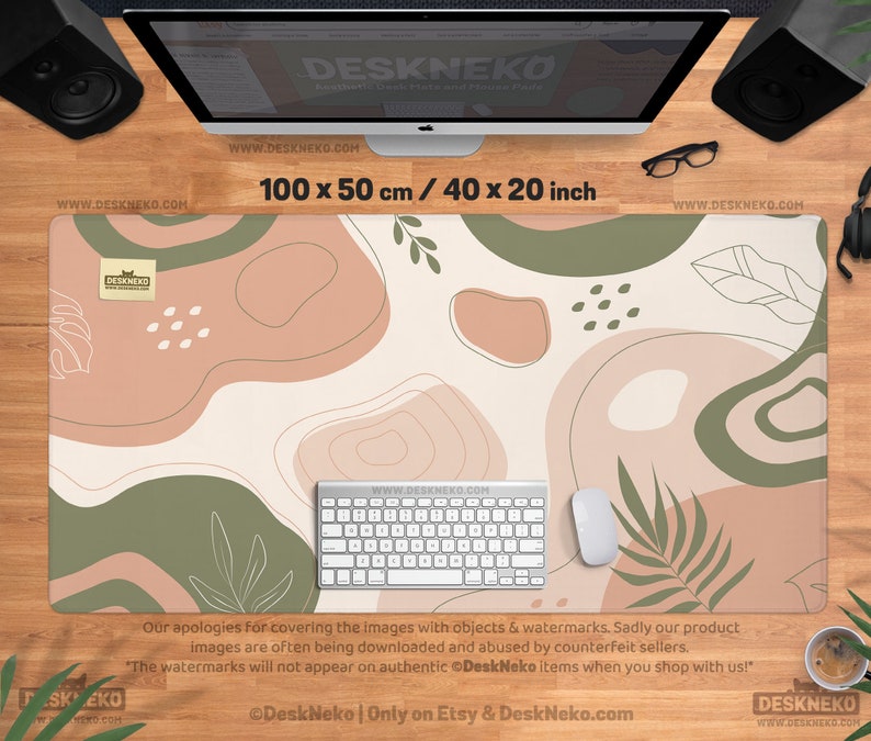 Puede incluir: Una alfombrilla de escritorio grande con un dise&ntilde;o abstracto en beige, verde oliva y melocot&oacute;n. La alfombrilla mide 100 x 50 cm y presenta un teclado, un rat&oacute;n y el texto "DeskNeko". El dise&ntilde;o incluye formas org&aacute;nicas y contornos de hojas.
