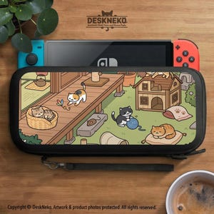 Puede incluir: Una funda de transporte negra para Nintendo Switch con una colorida ilustración con temática de gatos. La funda presenta una escena de dibujos animados detallada con gatos, una casa y una plataforma de madera. El texto "DESKNEKO" está en la parte superior. Una Nintendo Switch es visible.