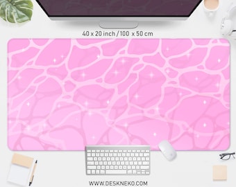 Peut inclure: Tapis de bureau rose avec un motif de vagues d'eau et des reflets scintillants. Le tapis mesure 100 x 50 cm. L'adresse du site Web www.deskneko.com est imprimée en bas.