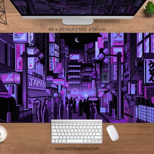K&ouml;nnte beinhalten: Eine gro&szlig;e Schreibtischunterlage mit einer pixeligen Illustration einer japanischen Stra&szlig;enszene bei Nacht. Das Design zeigt Neon-Schilder, Geb&auml;ude und Menschen in Lila- und Schwarzt&ouml;nen. Die Matte misst 100 x 50 cm.