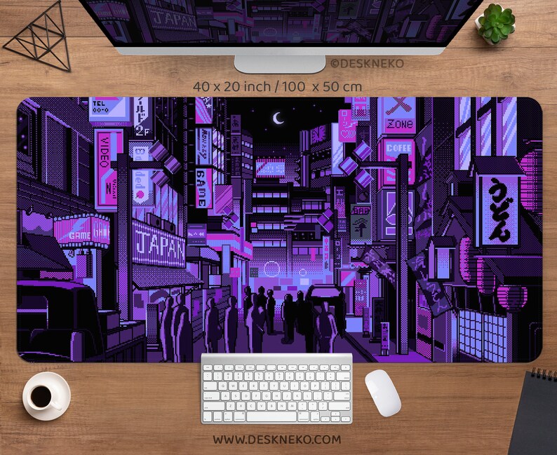 K&ouml;nnte beinhalten: Eine gro&szlig;e Schreibtischunterlage mit einer pixeligen Illustration einer japanischen Stra&szlig;enszene bei Nacht. Das Design zeigt Neon-Schilder, Geb&auml;ude und Menschen in Lila- und Schwarzt&ouml;nen. Die Matte misst 100 x 50 cm.
