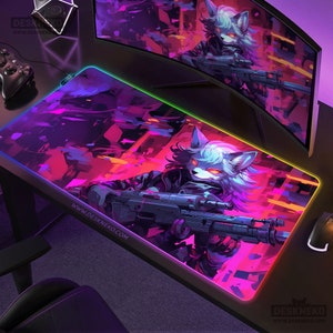 Könnte beinhalten: Rechteckiges Gaming-Mauspad mit einer lebendigen Illustration eines wolfsähnlichen Charakters, der eine Waffe hält, vor einem Hintergrund aus lila und roten Farbtönen. Das Mauspad hat einen leuchtenden Rand und der Text "DESKNEKO" ist sichtbar.