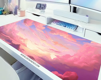 Puede incluir: Alfombrilla de escritorio rectangular con un diseño de cielo al atardecer en tonos rosa, morado y amarillo. El texto "WWW.DESKNEKO.COM" está impreso en el lateral. Ideal para un espacio de trabajo.