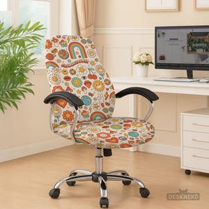 Può includere: Sedia da ufficio con un motivo colorato in stile retrò con arcobaleni, fiori, funghi e la scritta "Flower Power". La sedia ha braccioli neri, base cromata e ruote. La sedia si trova in un ufficio domestico.