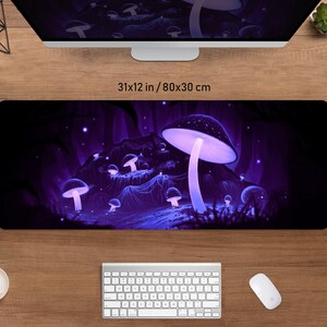 Pode incluir: Um mousepad preto e roxo com um design de floresta de cogumelos de fantasia. A ilustra&ccedil;&atilde;o apresenta cogumelos brilhantes em uma cena de floresta escura. O mousepad mede 80 x 30 cm.