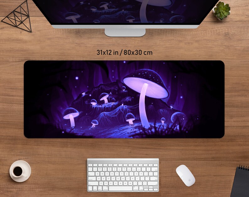 Pode incluir: Um mousepad preto e roxo com um design de floresta de cogumelos de fantasia. A ilustra&ccedil;&atilde;o apresenta cogumelos brilhantes em uma cena de floresta escura. O mousepad mede 80 x 30 cm.