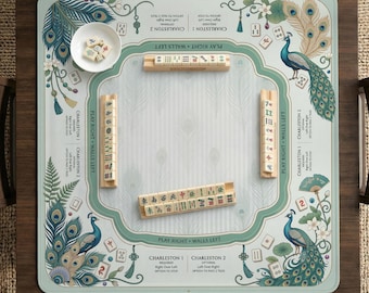 Puede incluir: Una mesa de juego de Mahjong cuadrada con una superficie de juego azul claro con ilustraciones de pavo real y detalles florales. La mesa incluye fichas de madera, dados y un cuenco blanco pequeño. La mesa está sobre un marco de madera marrón oscuro.