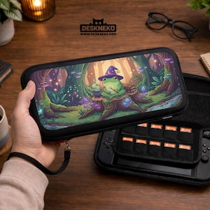 Puede incluir: Funda de transporte negra con una escena de bosque de fantasía que presenta una rana mago con un sombrero morado. La funda tiene una correa para la muñeca y un compartimento de almacenamiento para cartuchos de juego. El texto "DESKNEKO" y la dirección del sitio web son visibles.