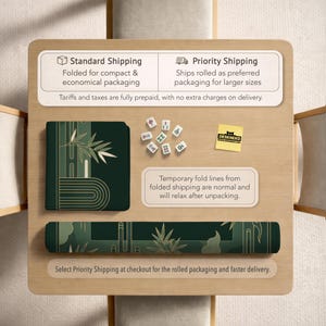 Pode incluir: Um tapete de mesa e um caderno verde escuro com um design de bambu, juntamente com um conjunto de pe&ccedil;as de Mahjong. O tapete est&aacute; enrolado e o caderno est&aacute; dobrado. A imagem tamb&eacute;m inclui texto sobre op&ccedil;&otilde;es de envio.