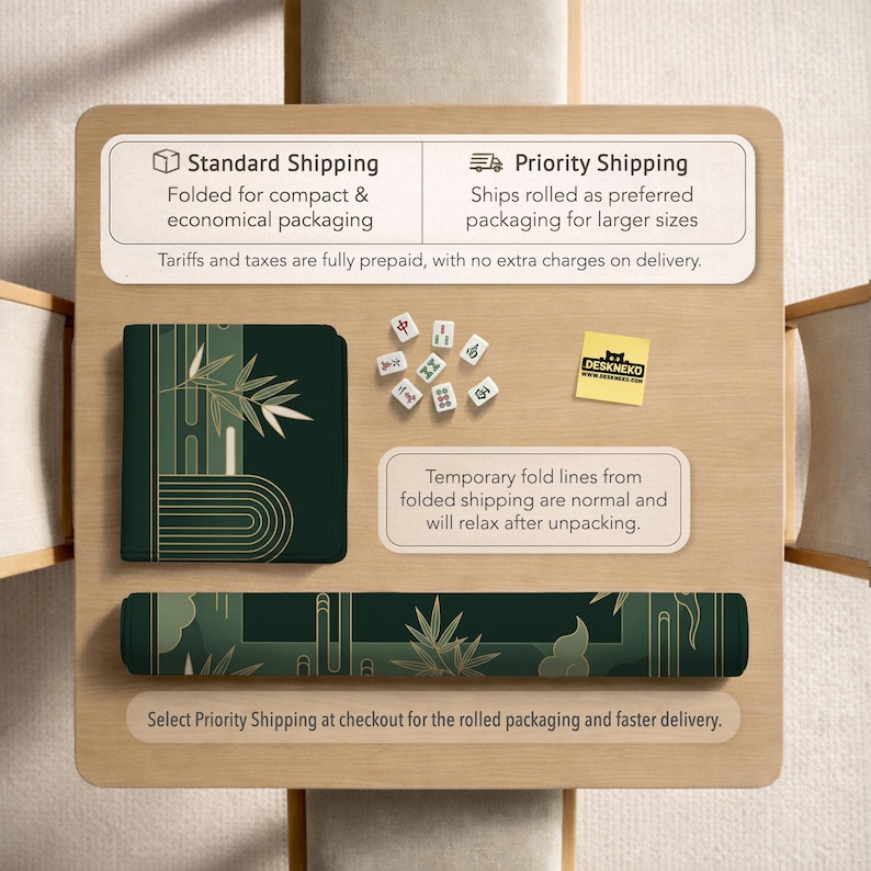 Pode incluir: Um tapete de mesa e um caderno verde escuro com um design de bambu, juntamente com um conjunto de pe&ccedil;as de Mahjong. O tapete est&aacute; enrolado e o caderno est&aacute; dobrado. A imagem tamb&eacute;m inclui texto sobre op&ccedil;&otilde;es de envio.