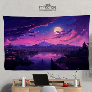 Peut inclure: Une tapisserie murale repr&eacute;sentant un paysage de style anime. L'&oelig;uvre d'art montre une ligne d'horizon urbaine, une montagne et une pleine lune sous un ciel rose et violet. La tapisserie porte le texte "DESKNEKO" et "WWW.DESKNEKO.COM" en haut.