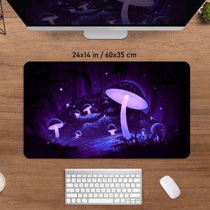 Pode incluir: Um tapete de rato retangular com um design de cogumelos de fantasia. O tapete tem 60 x 35 cm e apresenta cogumelos roxos brilhantes num cen&aacute;rio de floresta escura. A imagem inclui o texto "24x14 in / 60x35 cm".