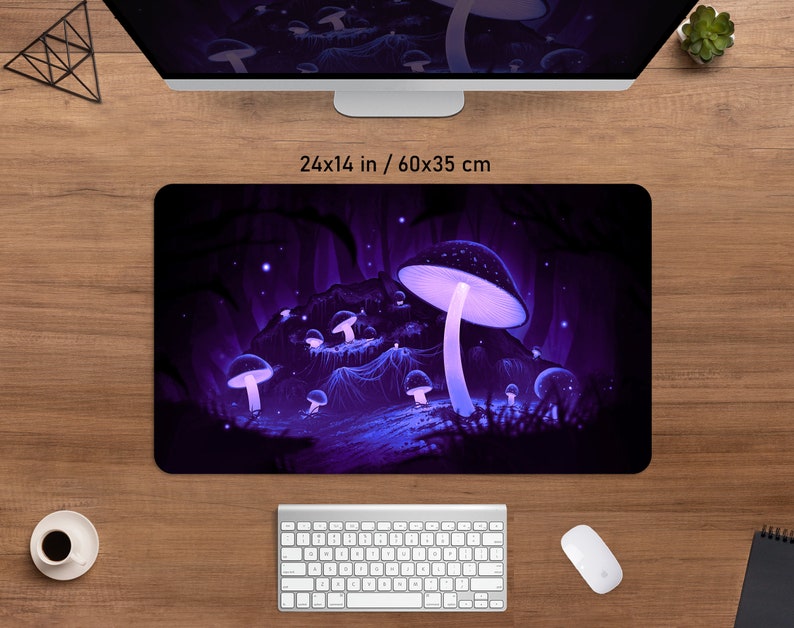 Pode incluir: Um tapete de rato retangular com um design de cogumelos de fantasia. O tapete tem 60 x 35 cm e apresenta cogumelos roxos brilhantes num cen&aacute;rio de floresta escura. A imagem inclui o texto "24x14 in / 60x35 cm".