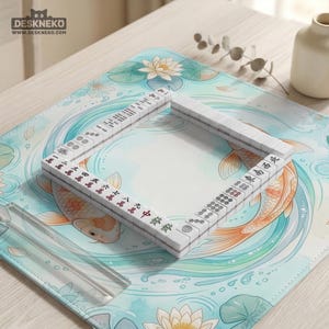 K&ouml;nnte beinhalten: Eine quadratische Schreibtischunterlage mit einer hellblauen und wei&szlig;en Illustration von Koi-Fischen und Lotusblumen, auf der rechteckig angeordnete wei&szlig;e Mahjong-Steine liegen. Die Unterlage enth&auml;lt den Text DESKNEKO und WWW.DESKNEKO.COM.