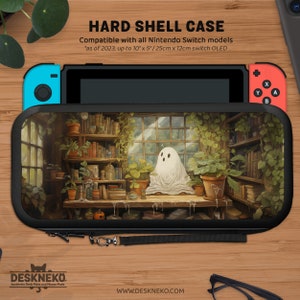 Può includere: Una custodia rigida nera per Nintendo Switch, con un'illustrazione stravagante di un fantasma in una biblioteca con piante. Compatibile con modelli fino a 25cm x 12cm. Il marchio "DESKNEKO" è visibile.