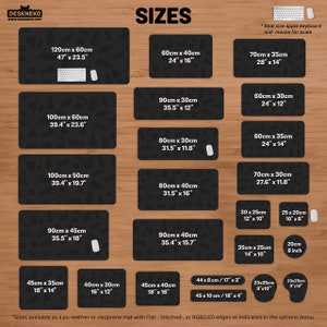 Puede incluir: Se muestran varias alfombrillas de escritorio negras de diferentes tama&ntilde;os, que van desde 120cm x 60cm hasta 20cm x 25cm. Las alfombrillas tienen un patr&oacute;n oscuro. Se incluye un teclado y un rat&oacute;n blancos para la escala. La palabra "SIZES" est&aacute; en la parte superior.