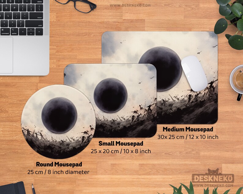Pode incluir: Uma cole&ccedil;&atilde;o de tapetes de rato com um design art&iacute;stico escuro, em v&aacute;rios tamanhos. O tapete m&eacute;dio mede 30 x 25 cm, o pequeno 25 x 20 cm e o redondo tem 25 cm de di&acirc;metro. O design apresenta uma esfera escura e uma paisagem detalhada.