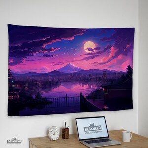 Peut inclure: Une grande tapisserie murale repr&eacute;sentant une peinture num&eacute;rique d'un paysage japonais au coucher du soleil. L'&oelig;uvre d'art repr&eacute;sente le Mont Fuji, une ligne d'horizon urbaine et une pleine lune, avec des teintes roses, violettes et bleues vibrantes. La tapisserie est accroch&eacute;e &agrave; un mur blanc.