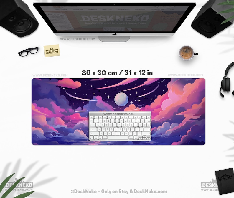 Pu&ograve; includere: Un tappetino per scrivania rettangolare con un design a cielo notturno da sogno. Il tappetino misura 80 x 30 cm e presenta una vivace illustrazione di nuvole rosa e viola, una luna piena e stelle. Una tastiera bianca &egrave; sopra.