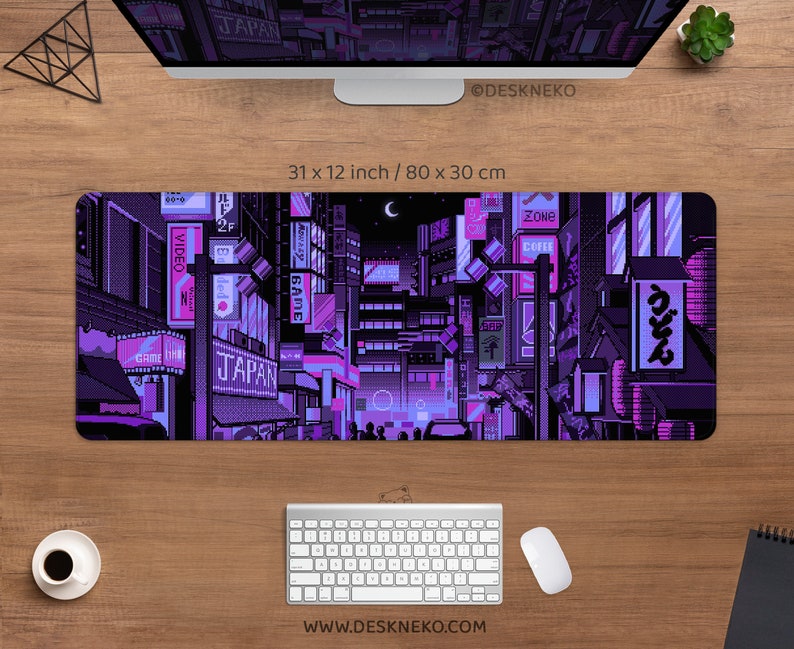 K&ouml;nnte beinhalten: Eine Schreibtischunterlage mit einem pixeligen Stadtbild in Lila und Pink, mit japanischen Schriftzeichen. Die Matte misst 80 x 30 cm. Das Design enth&auml;lt die W&ouml;rter "JAPAN" und "GAME". Die Website-Adresse "WWW.DESKNEKO.COM" ist ebenfalls sichtbar.