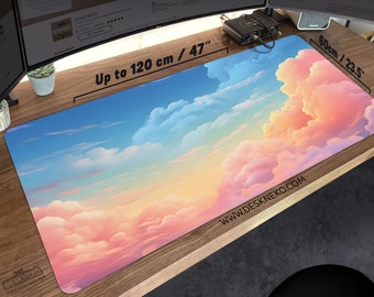 Puede incluir: Alfombrilla de escritorio rectangular con diseño de cielo, que muestra un cielo azul con nubes rosas y blancas. La alfombrilla mide hasta 120 cm de largo y 60 cm de ancho, con el texto "DeskNeko" y "WWW.DESKNEKO.COM" impreso. Un artículo decorativo para un escritorio.