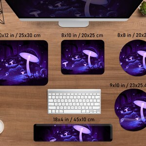 Pode incluir: Uma cole&ccedil;&atilde;o de acess&oacute;rios de computador com um design de cogumelos roxos. Inclui um tapete de rato de 25x30 cm, um tapete de rato de 20x25 cm, um tapete de rato redondo de 20x20 cm, um tapete de rato com apoio para o pulso de 23x25,4 cm e um apoio para o pulso de 45x10 cm.
