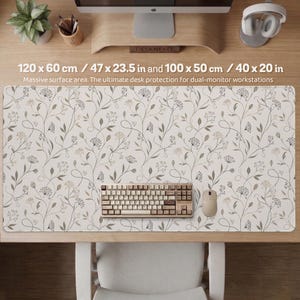 Pu&ograve; includere: Un tappetino da scrivania rettangolare con sfondo color crema e un motivo botanico ripetuto di steli, foglie e capolini sottili in marrone scuro e verde tenue. Disponibile nelle dimensioni di 120 x 60 cm e 100 x 50 cm per postazioni di lavoro.