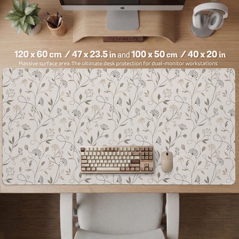 Pu&ograve; includere: Un tappetino da scrivania rettangolare con sfondo color crema e un motivo botanico ripetuto di steli, foglie e capolini sottili in marrone scuro e verde tenue. Disponibile nelle dimensioni di 120 x 60 cm e 100 x 50 cm per postazioni di lavoro.