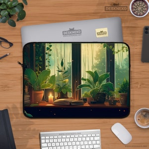 Può includere: Custodia per laptop con un'illustrazione serena di piante in vaso su un davanzale con vista su una foresta. Il design include una candela accesa, un libro aperto e il testo "DESKNEKO" sulla custodia e un adesivo sul laptop.