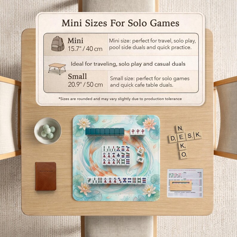 K&ouml;nnte beinhalten: Ein Mahjong-Set auf einer quadratischen Matte mit Koi-Karpfen- und Lotusbl&uuml;ten-Motiv. Die Matte zeigt den Text: Mini Sizes For Solo Games, Mini 40 cm, Small 50 cm. Enth&auml;lt eine Schale mit gr&uuml;nen Perlen, ein braunes Notizbuch und Holzbuchstaben, die DESK bilden.