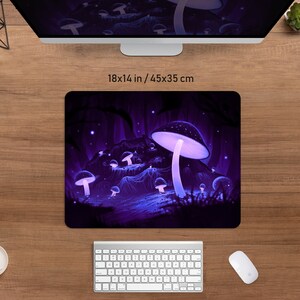 Pode incluir: Um mousepad retangular com uma cena de fantasia de cogumelos roxos brilhantes. O mousepad mede 45x35 cm. O design apresenta um grande cogumelo com haste branca e chap&eacute;u pontilhado, rodeado por cogumelos menores.