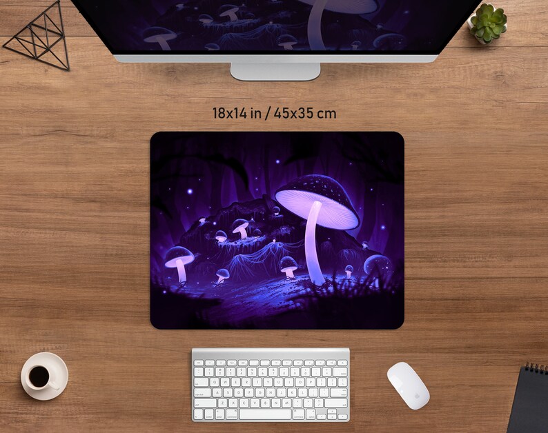 Pode incluir: Um mousepad retangular com uma cena de fantasia de cogumelos roxos brilhantes. O mousepad mede 45x35 cm. O design apresenta um grande cogumelo com haste branca e chap&eacute;u pontilhado, rodeado por cogumelos menores.