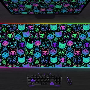 Niedliches Goth Schreibtischmatte LED RGB Mauspad, Neon Gaming Schreibtischmatte spooky gothic Space Katzen Fledermäuse, dunkel schwarz lila großes XL XXL Mauspad für Gamer