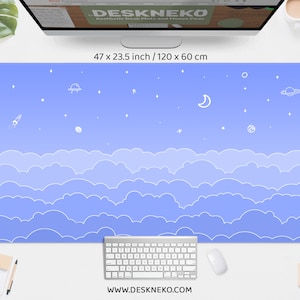 K&ouml;nnte beinhalten: &Auml;sthetische Schreibtischunterlage mit hellblauem Himmelsdesign, mit wei&szlig;en Wolken, Sternen, einer Rakete, einem UFO und einem Mond. Die Matte misst 120 x 60 cm (47 x 23,5 Zoll). Die Website-Adresse www.deskneko.com ist unten aufgedruckt.
