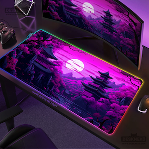 Op de afbeelding: Een rechthoekige gaming muismat met een Japans landschap in paars en roze, met pagodes en een volle maan. De mat heeft een veelkleurige verlichte rand en het websiteadres www.deskneko.com.