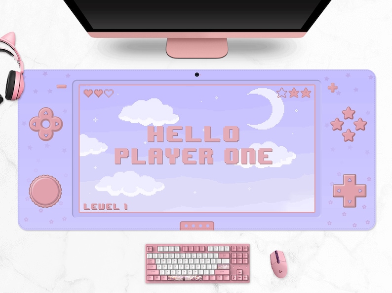 K&ouml;nnte beinhalten: Ein lila Gaming-Mauspad mit Retro-Videospiel-Design. Das Pad zeigt den Text "HELLO PLAYER ONE" und einen pixeligen Himmel mit Wolken, Sternen und einem Mond. Eine rosa Tastatur und Maus sind ebenfalls sichtbar.