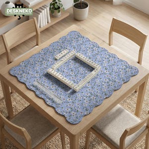 Puede incluir: Un letrero de madera rústica con el texto "Welcome to our home" en letras blancas. El letrero presenta un acabado envejecido y un diseño simple y acogedor, perfecto para la decoración de la entrada.
