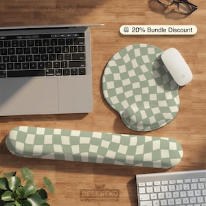 Puede incluir: Una configuración de computadora con una computadora portátil, un teclado y un ratón. La alfombrilla del ratón y el reposamuñecas tienen un patrón de cuadros verdes y blancos. Un banner dice "20% Bundle Discount."