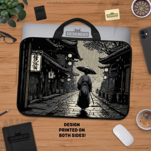 Puede incluir: Funda para portátil con una ilustración en blanco y negro de una persona con un paraguas caminando por una calle en un pueblo japonés durante una tormenta. La funda tiene un asa y el texto "DESIGN PRINTED ON BOTH SIDES!"
