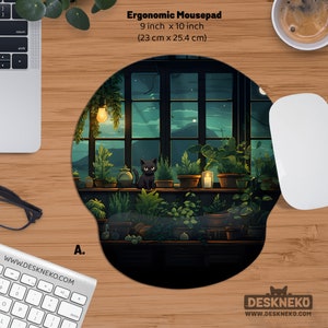 Op de afbeelding: Ergonomische muismat met een illustratie van een zwarte kat. Het ontwerp toont een kat in een kamer met planten en een raam. De muismat is 23 cm x 25,4 cm groot.