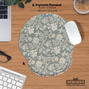 Puede incluir: Alfombrilla de rat&oacute;n ergon&oacute;mica, 23 cm por 25,4 cm, con un dise&ntilde;o floral en crema y blanco sobre un fondo gris verdoso. Tambi&eacute;n hay un rat&oacute;n blanco. El texto "A. Ergonomic Mousepad" es visible.