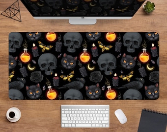 Puede incluir: Alfombrilla de escritorio negra con un patrón repetido de calaveras, gatos negros, polillas, velas, botellas de pociones y cuervos. El diseño tiene un tema gótico de Halloween, con acentos naranjas y amarillos sobre un fondo negro.