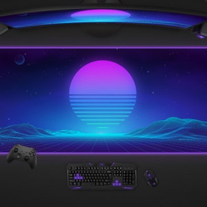 Pode incluir: Um grande tapete de rato retangular para jogos com um design retro-futurista com um sol roxo e azul gradiente, uma paisagem de estrutura de arame e uma borda roxa brilhante. Um teclado, um rato e um controlador de jogos são visíveis.
