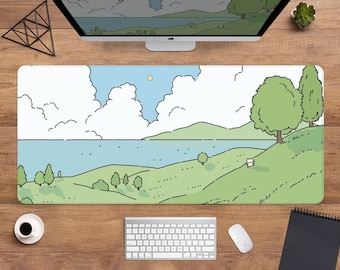 Puede incluir: Una alfombrilla de escritorio rectangular con un diseño de paisaje de dibujos animados. Muestra un lago, colinas verdes y nubes blancas contra un cielo azul, con árboles y un pequeño gato blanco. La alfombrilla está sobre un escritorio de madera, con teclado y ratón.